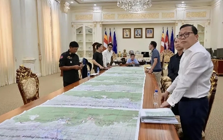 为回应外界关于其“撤离一线”的传闻，洪森近日主动公开了他在检查边境地图时的照片，