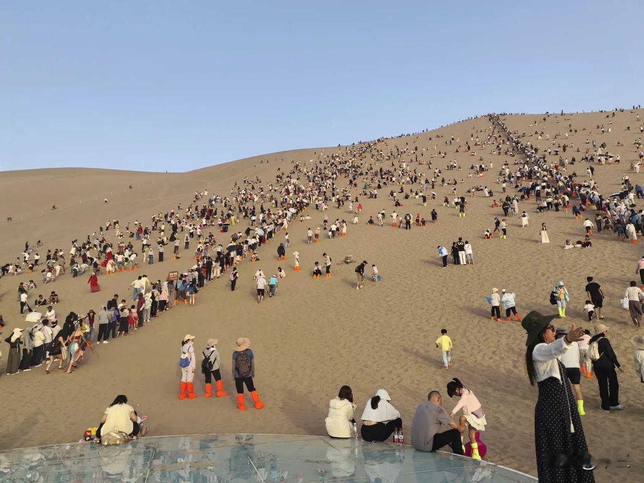 鸣沙山月牙泉景区已回！真心不值那100多的门票。进景区，根本不用坐景交车，其实
