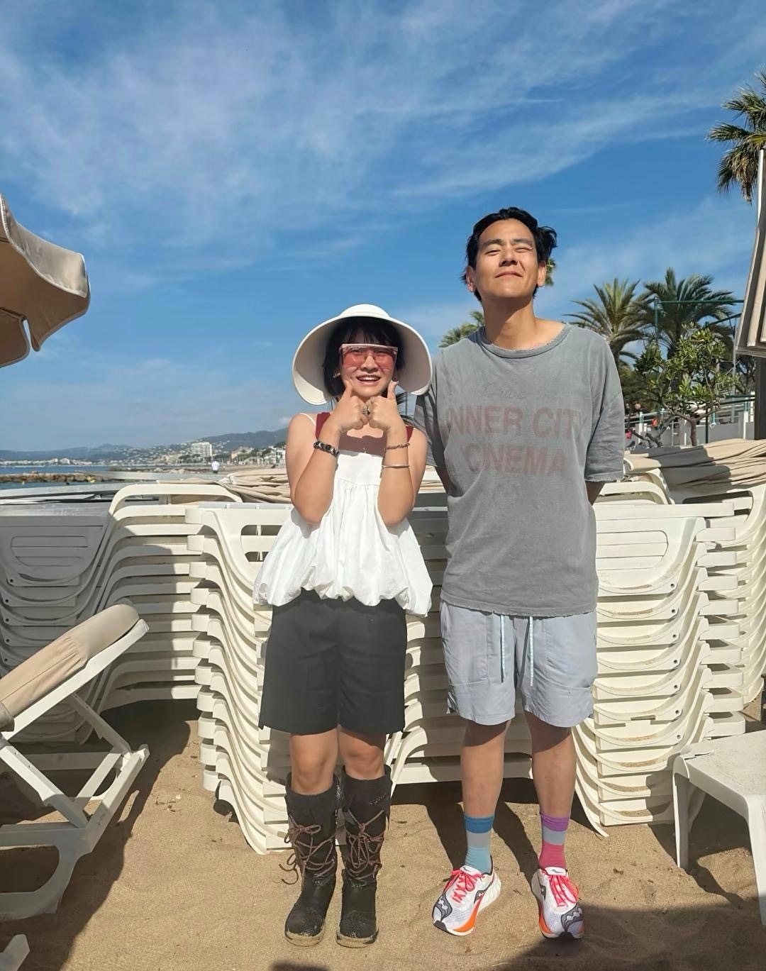 彭于晏早法国海边度假被偶遇，42岁的他穿衣打扮随性，没有化妆，依然看起来很帅气，