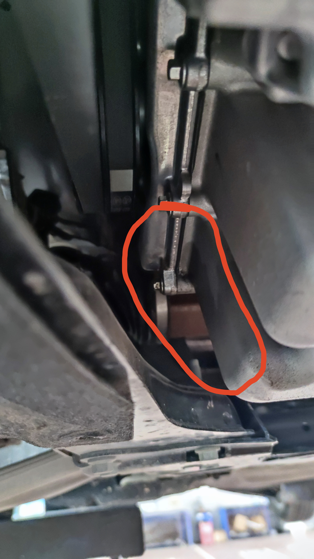 23款2.0豪华，发动机漏油！24年3月购买！4500公里首保时候，到车间看发