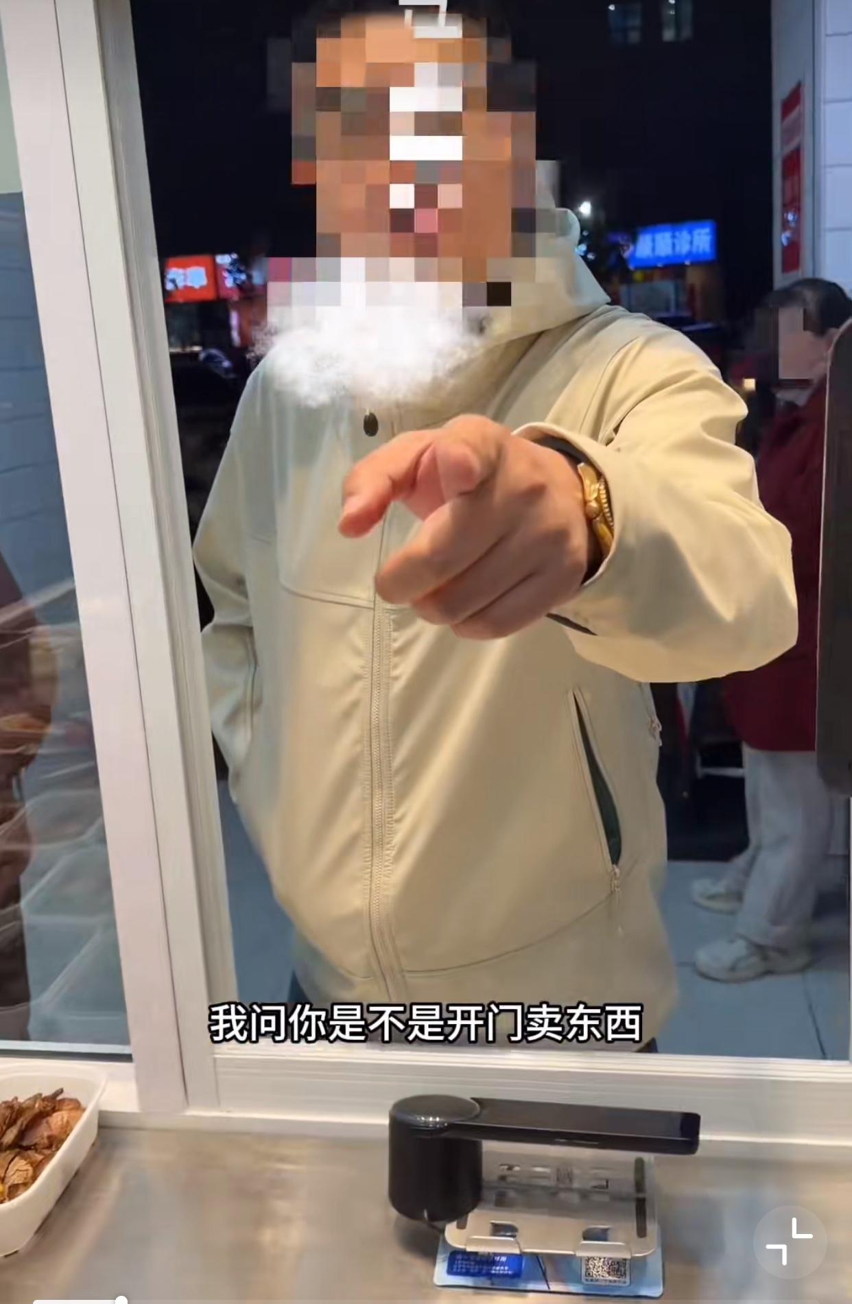 安徽，一男子去卤菜店买熟食时，因他的手险些碰到食物，店员礼貌提醒他，不要用手指，