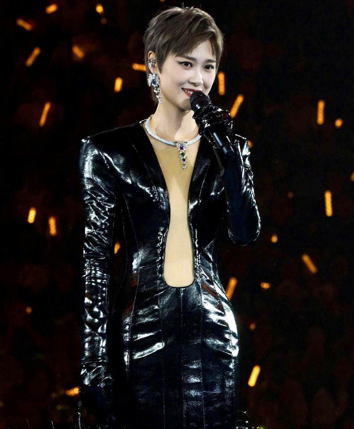 黑色西装敞开，里面套着一件紧身肉色打底衫。李宇春演唱会的现场图刚刷屏，评论区直接炸了锅。网友拿着放大