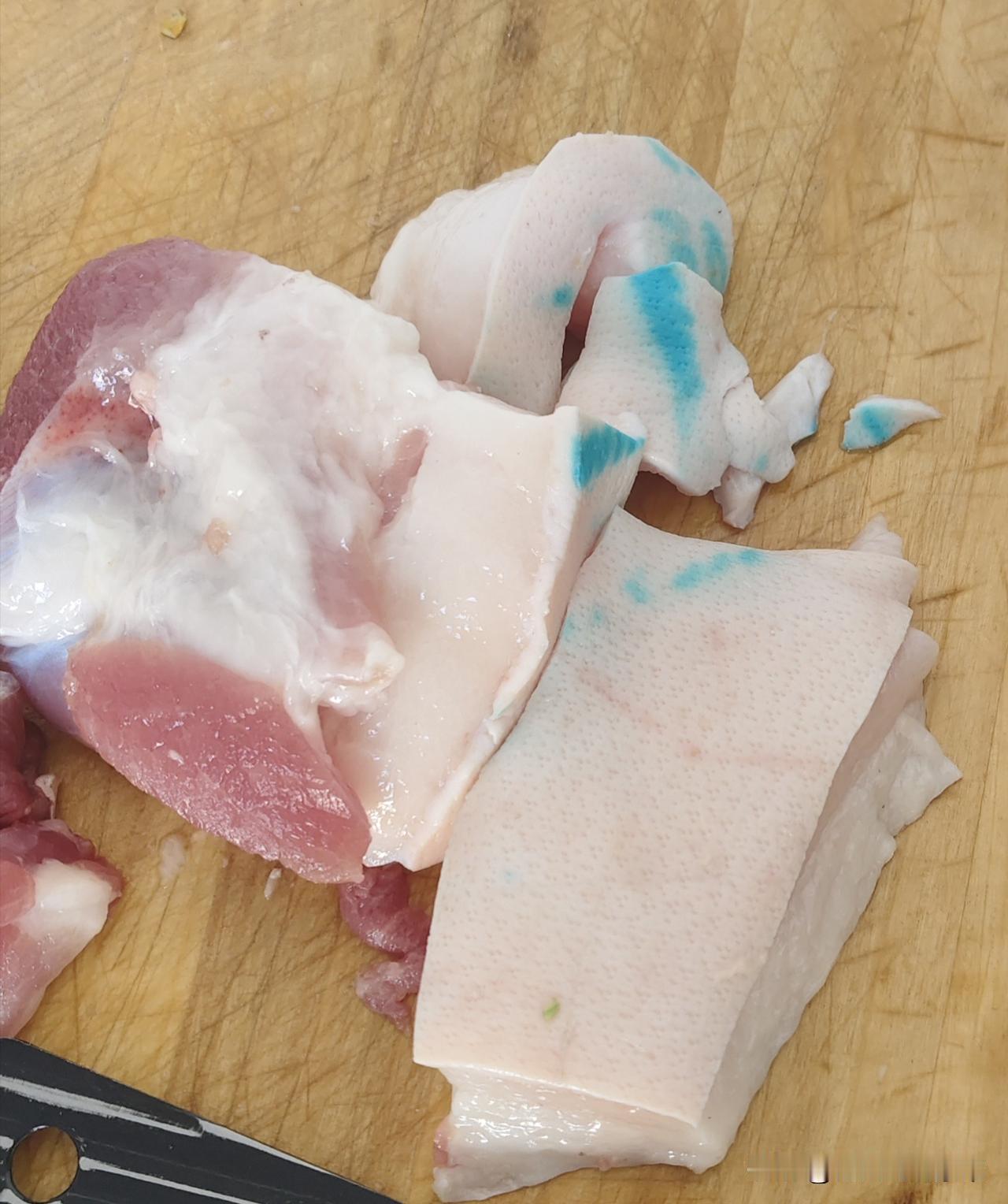 昨天我买的猪肉，我准备煸炒，被老公一脚踢飞了，气得我十天不给他饭吃。