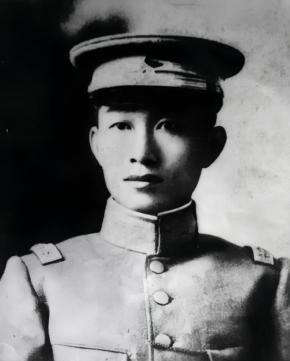 1904年，22岁的蔡锷迎娶29岁的刘长姑，可是等花轿到了门口，新娘却坚持不肯出