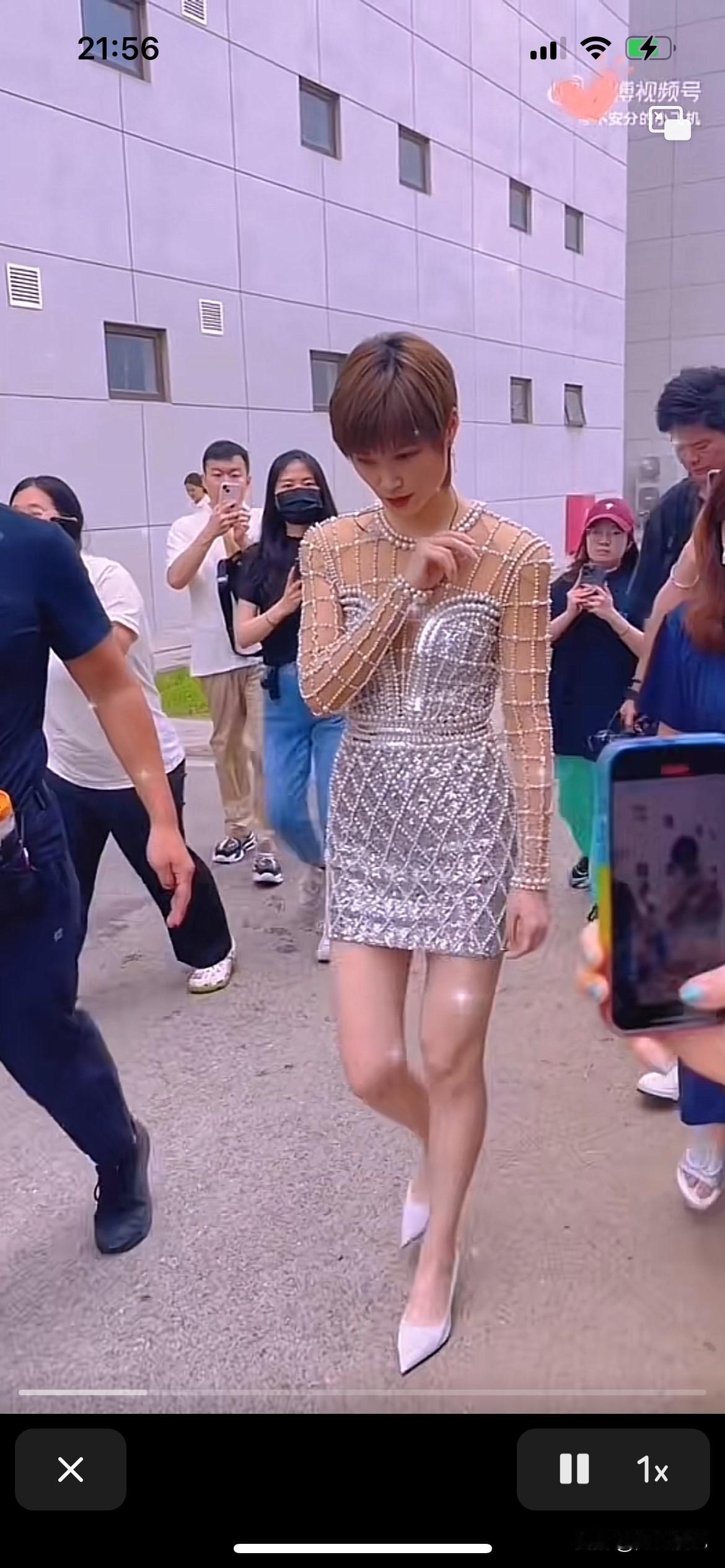 李宇春老师这身打扮都不敢出门，一身女性性感着装，低头含胸，显然没了中性时的自信，