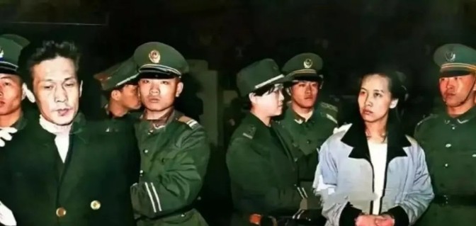 1995年的深圳，被执行死刑的<em>王建业</em>与情人史燕青生离死别时的情景。旁边的史燕青紧
