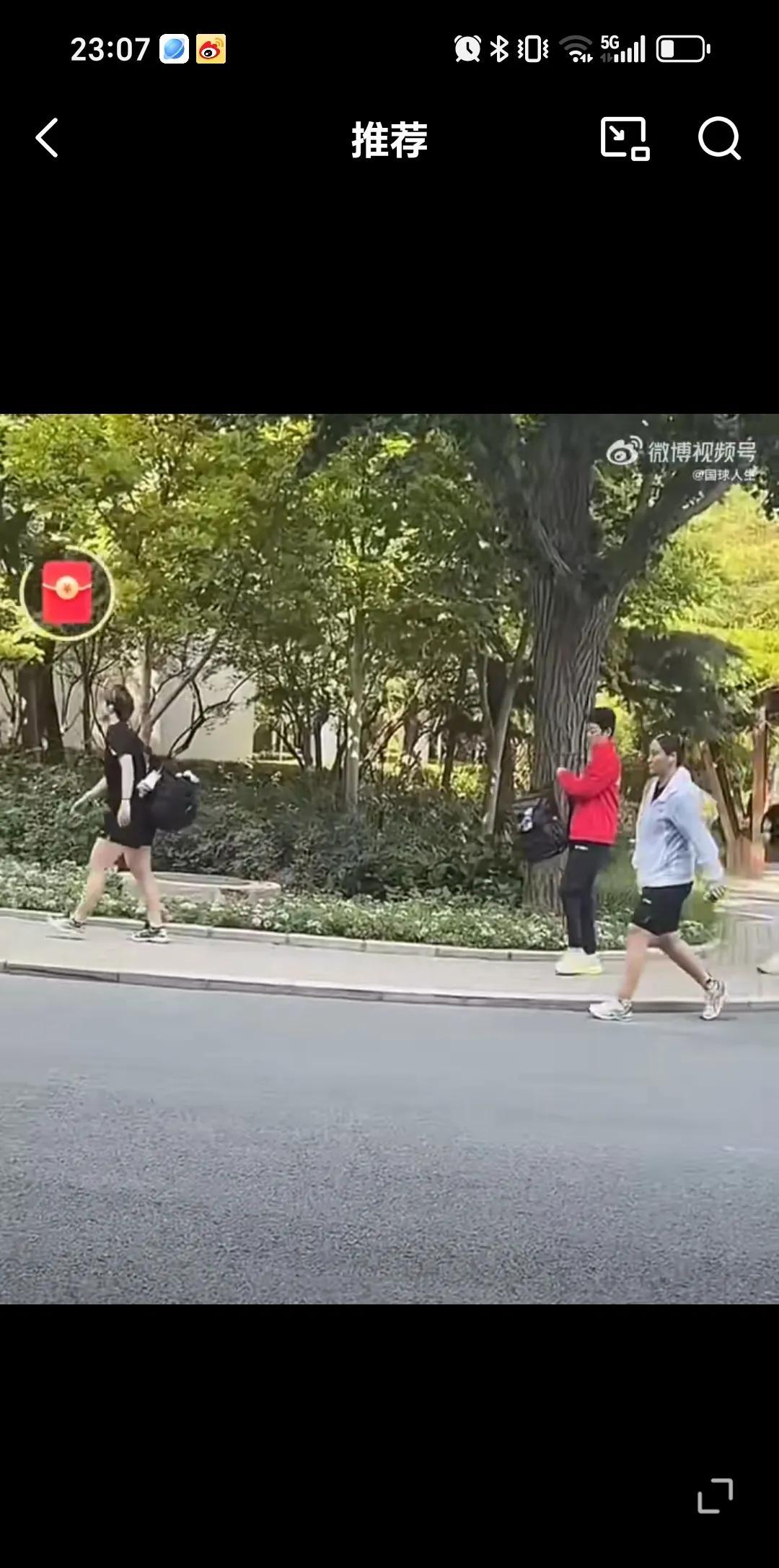 6月23日王曼昱和王艺迪，孙铭阳等人下大巴车准备训练，这次陈熠和徐奕都在国外打球