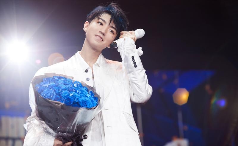 当粉丝开始用脚投票，王俊凯终于懂了。他的微博曾经像季度工作报告。周也的日常却