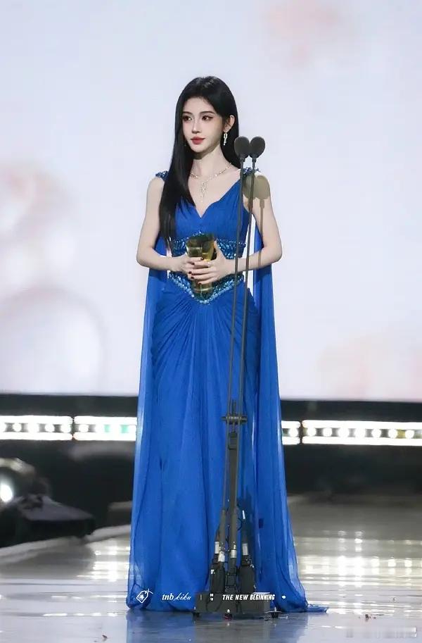 鞠婧祎到下沉市场了，这个表情包好火