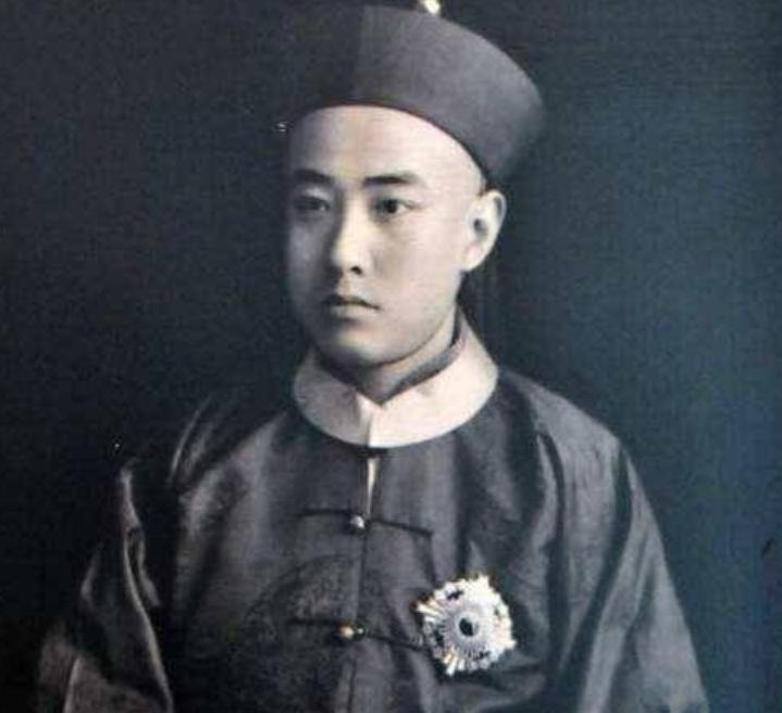 1886年，翁同龢在街上看到一个小孩在卖对联，他好奇去看看，小孩的对联写的真不错