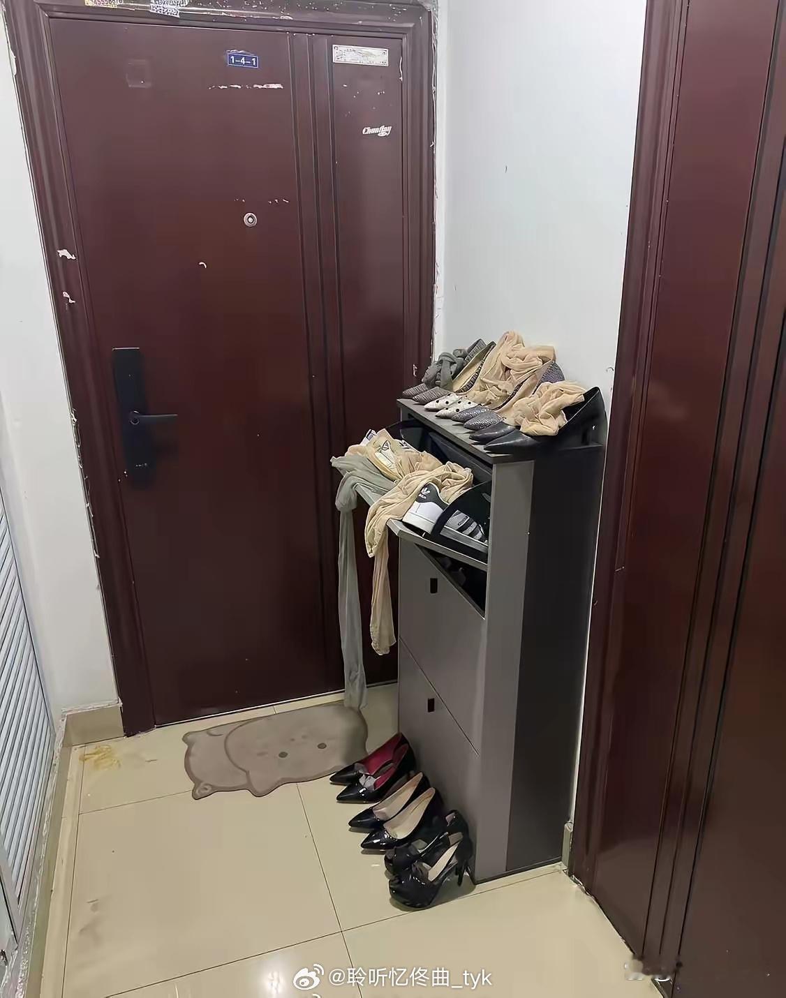 邻居门口外面堆满了袜子，我怎么跟她说，不要放这些