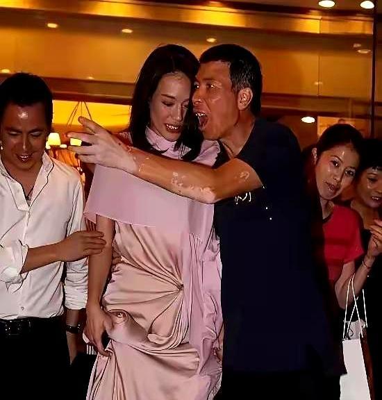 当年全网疯传冯小刚强搂舒淇的合影真相居然是个乌龙。2018年那张照片是活