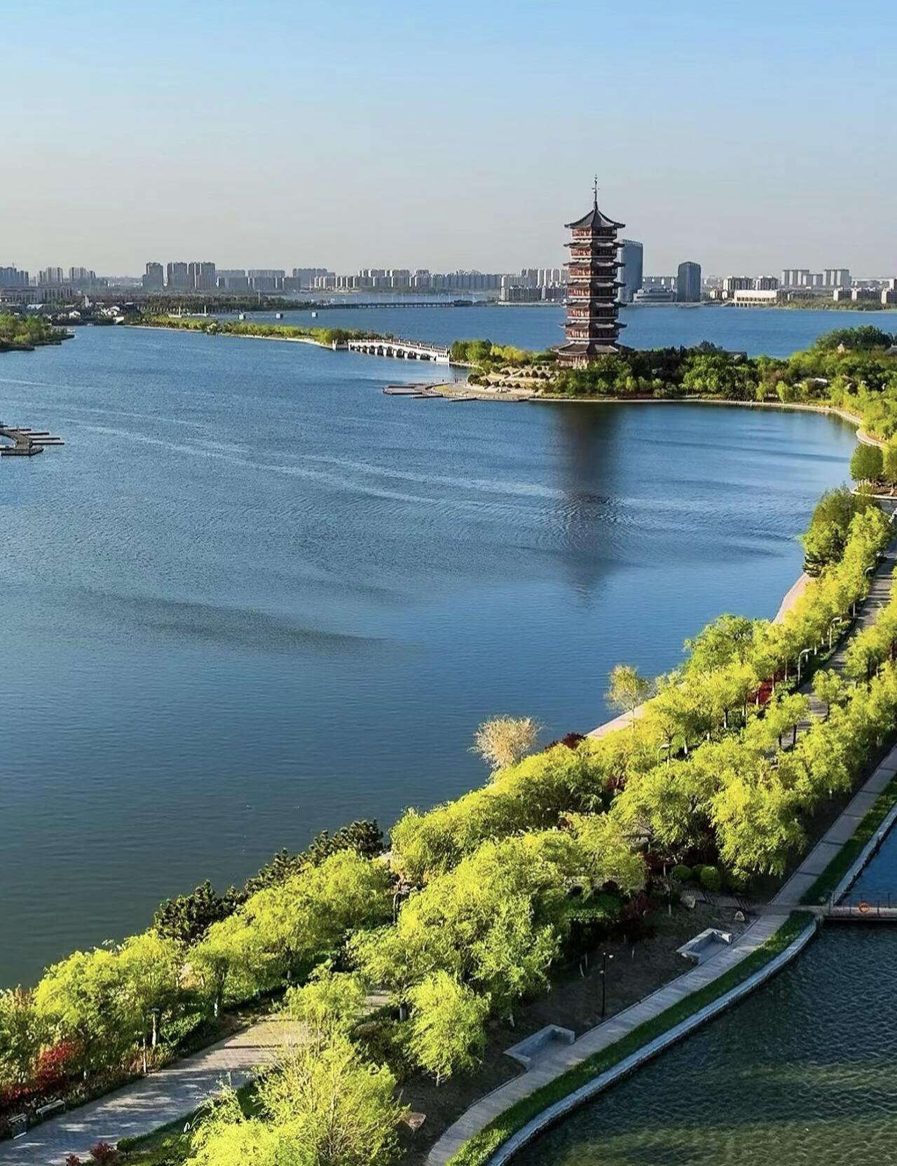 很多人提起青岛，第一反应是栈桥、八大关，却常常忽略了近在咫尺的胶州。实地走一趟才