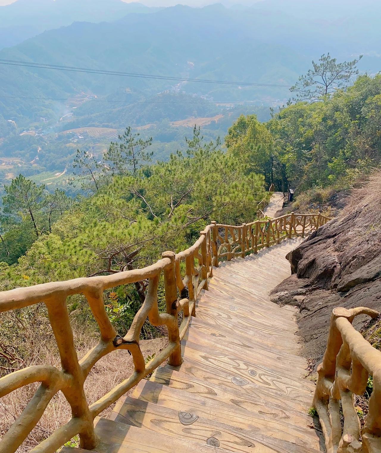 ：）一位民政局工作人员说：‘来办手续的夫妻，离婚80%不是没钱，是没钱+没性