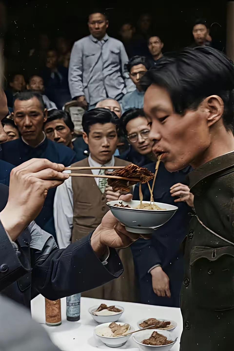 1949年5月11日，闸北公园刑场，距离上海解放仅剩16天。照片中，被喂饭的人，