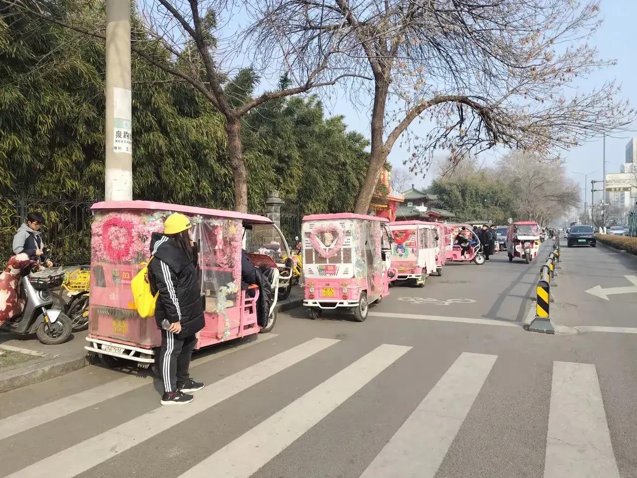 济南大明湖周边的花车又出来了，反映了济南跨区域执法的不足。前段时间，历下区