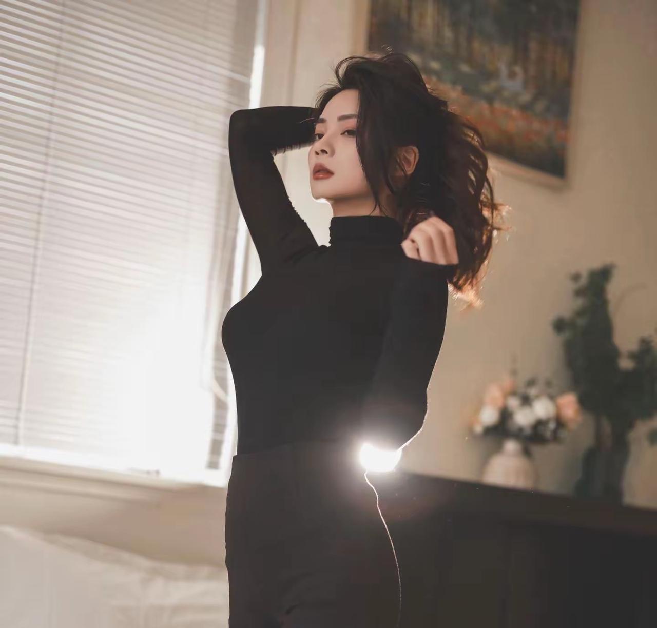 写真集系列/室内写真，优雅黑衣少女，光影中尽显魅力国产的是最好的，要颜值有颜值，