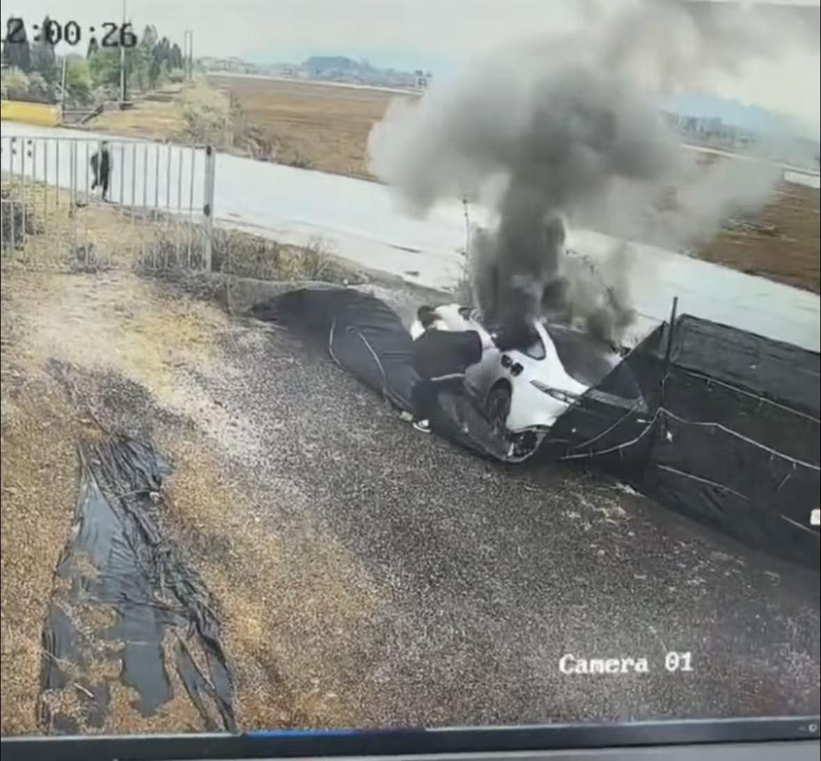 试问，看到这些电车起火的视频，你还敢买电车吗？从视频看，车子撞击不严重，几秒就