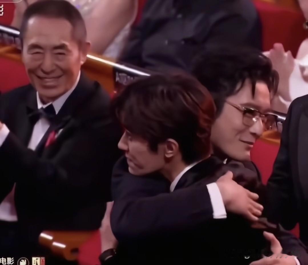 易烊千玺获得金鸡影帝成为史上最年轻的影帝，前辈们反应太暖，他还对自己提了更高要求