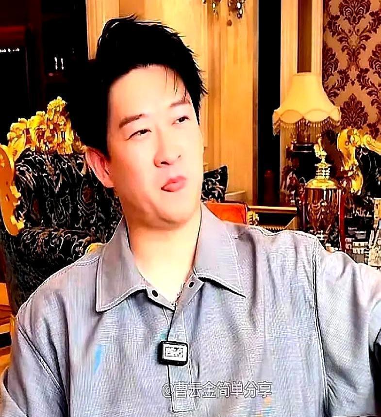 数万双眼睛听着呢，他喊错了名字。曹云金对着话筒，脱口而出“张鹤伦”。弹幕瞬间