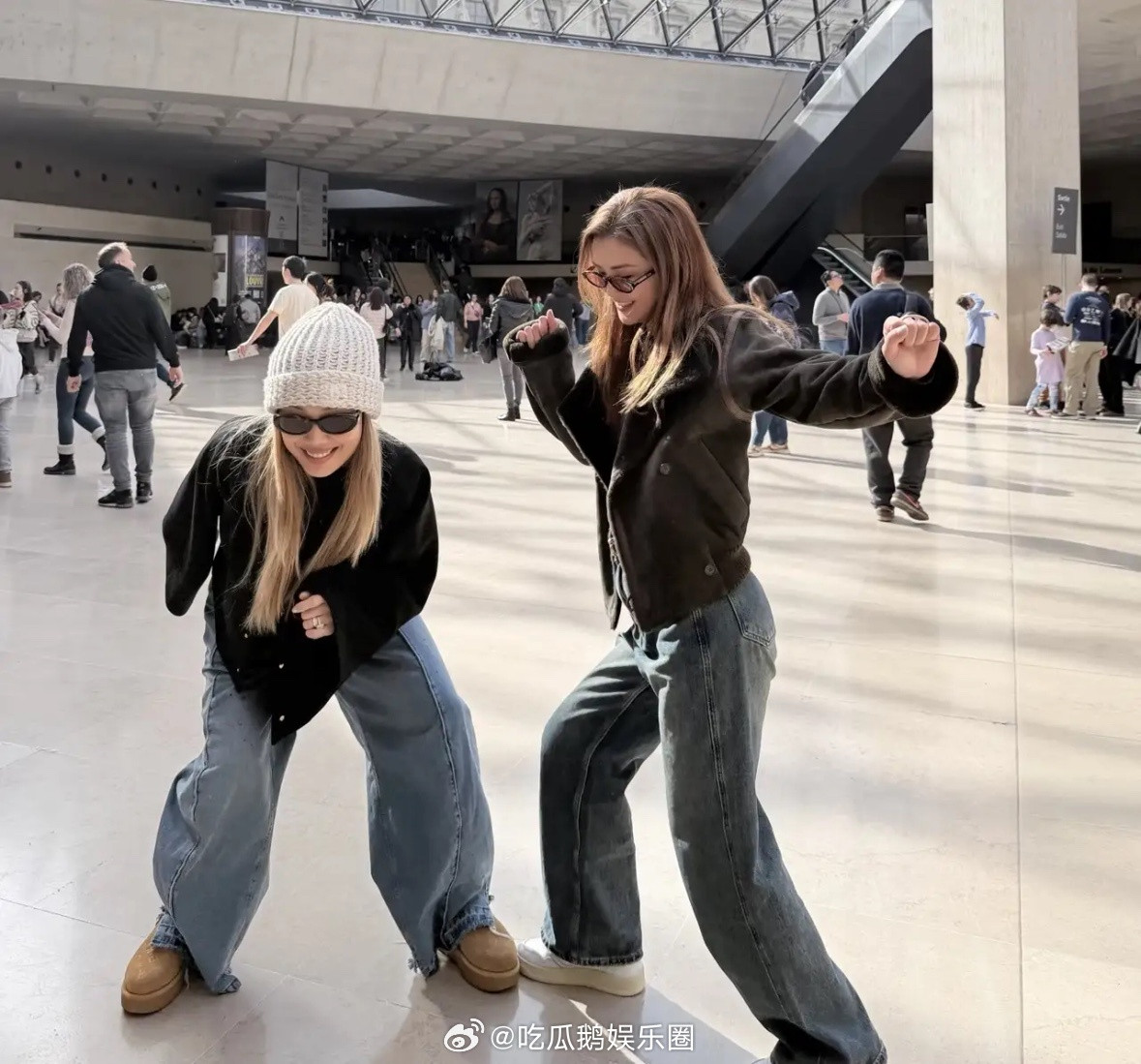 阿Sa晒和容祖儿一起到法国巴黎旅行，她俩性格倒是挺合得来的！在香港的时候，两个人