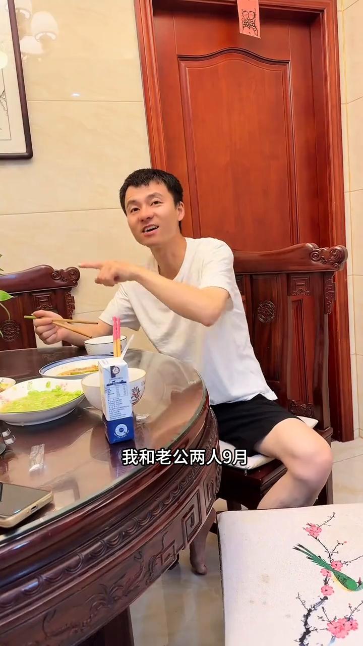 江苏国企夫妻发工资，9月收支公开，算完直接傻眼。终于发工资了，我和老公两人9月