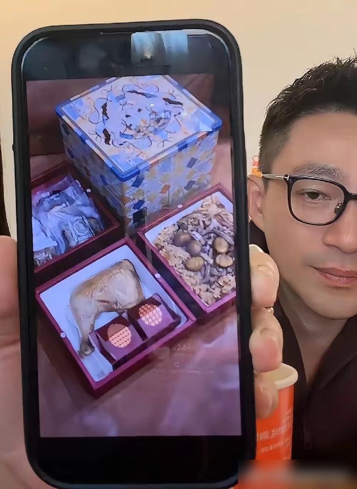 麻六记最大的产品不是酸辣粉。是汪小菲的儿子。我告诉你真相。巅峰期月销一个亿，