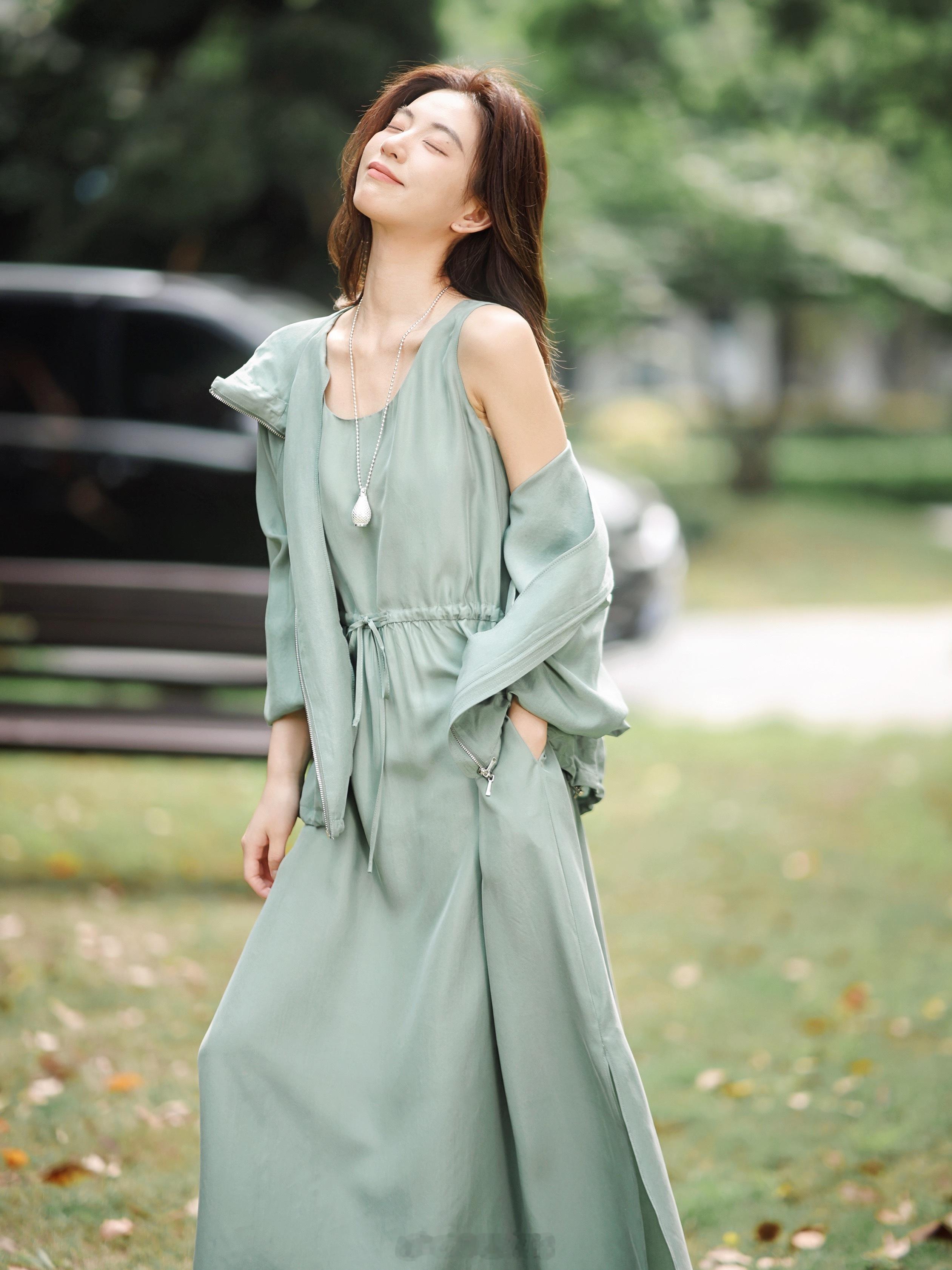 是夏天的感觉～100真丝/轻盈飘逸连衣裙还有收腰抽绳特显瘦！！