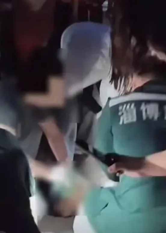 淄博人民公园发生1死1伤命案，起因竟是打扑克牌纠纷！网传视频显示，5月25