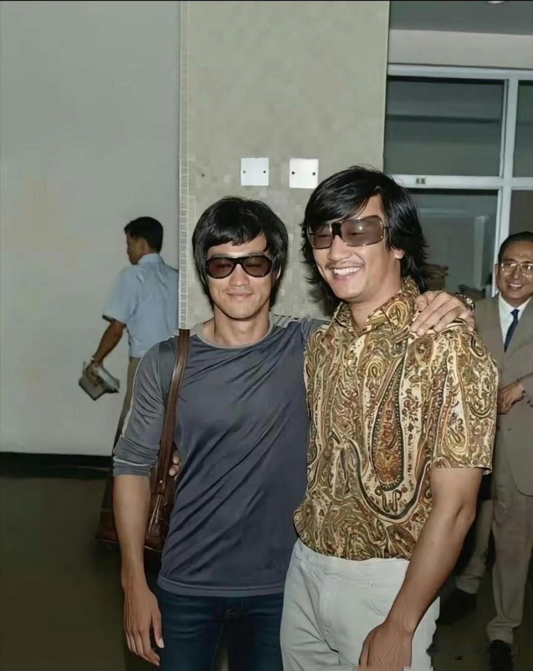 这是1971年，在香港启德机场的一张旧照。和李小龙合影的这个男人，相信80%的