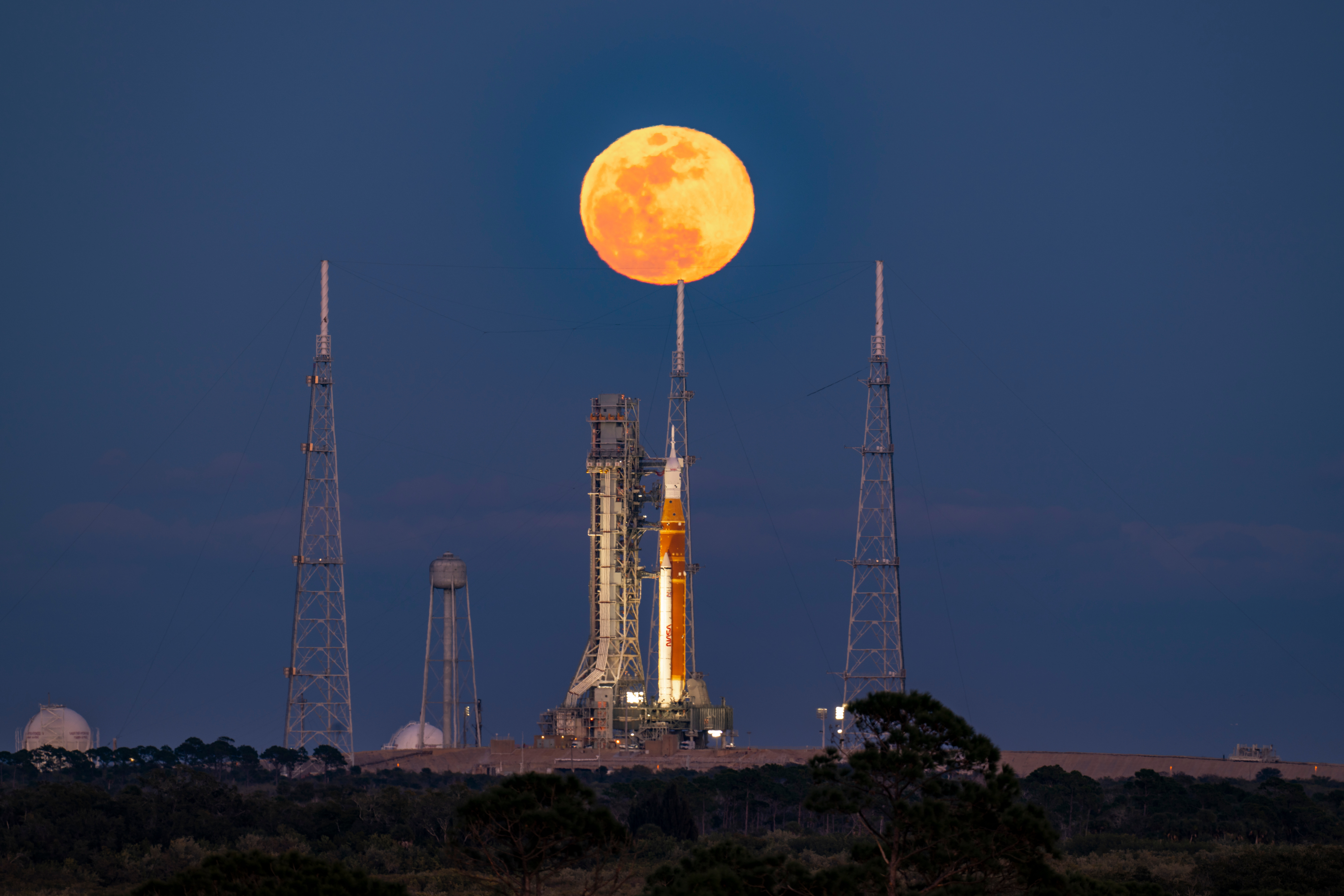 SLS已经完全加注满推进剂，目前地面发射团队正在关闭猎户座载人飞船的舱门以模拟发