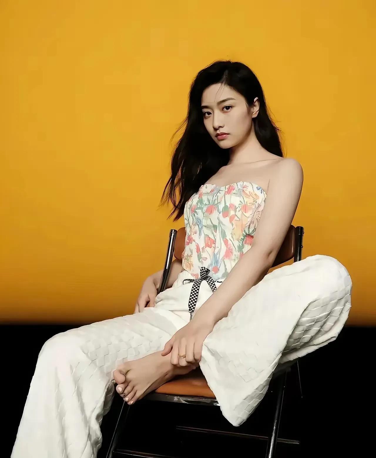 孙雪宁的美甲如同指尖绽放的艺术，色彩斑斓而独特，跳脱的传统界限，每一抹亮色都恰到