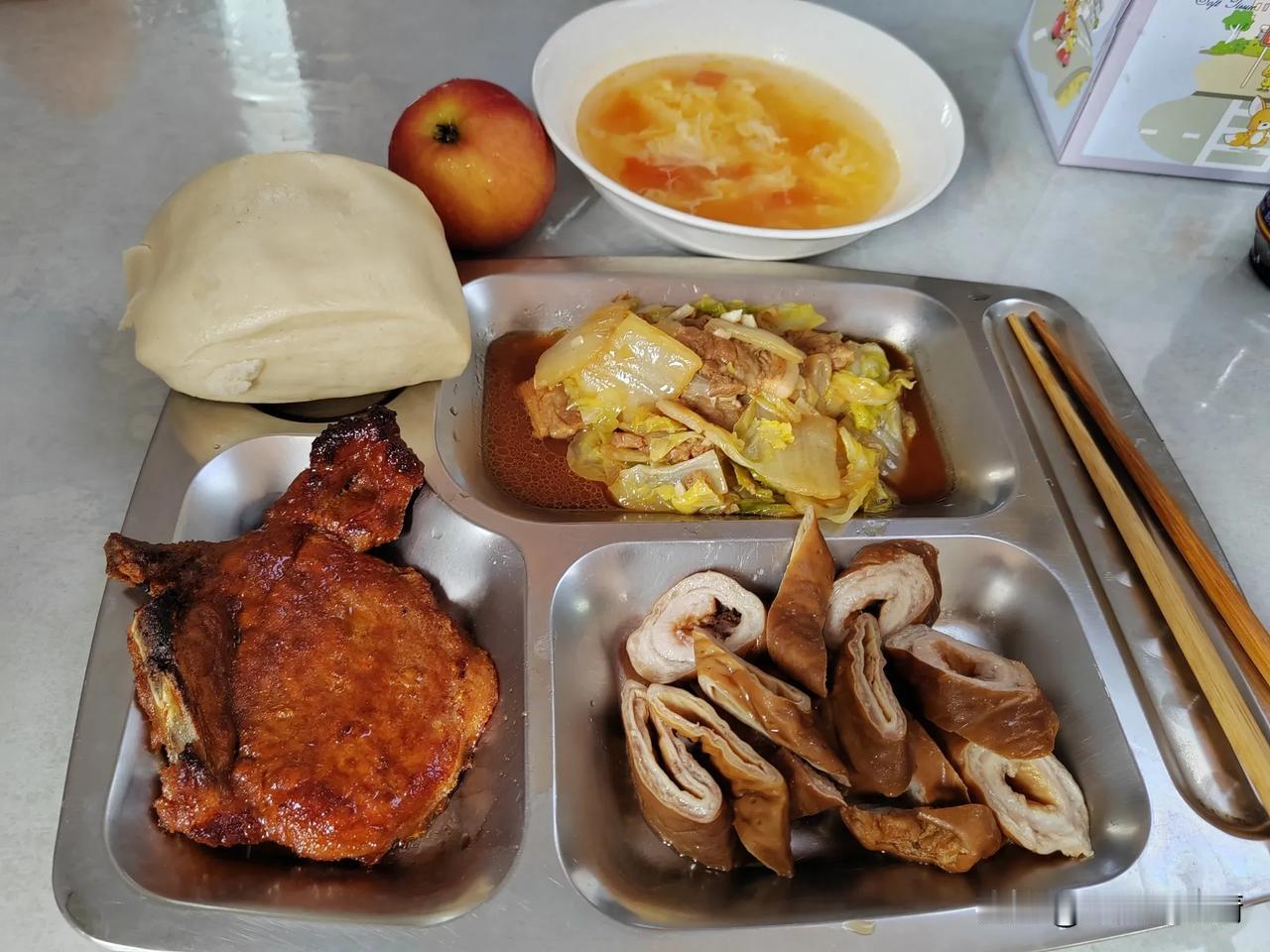 昨天下午吃过晚饭，闲着也没事就去了驾驶台，大副正在值班，我说，领导，明天吃猪大肠