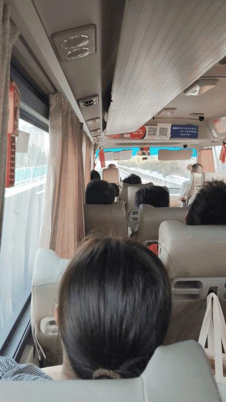 旅游出发了！早上6点多熊孩子就穿戴整齐过来了，出去玩还是比较积极的，可能在家真的