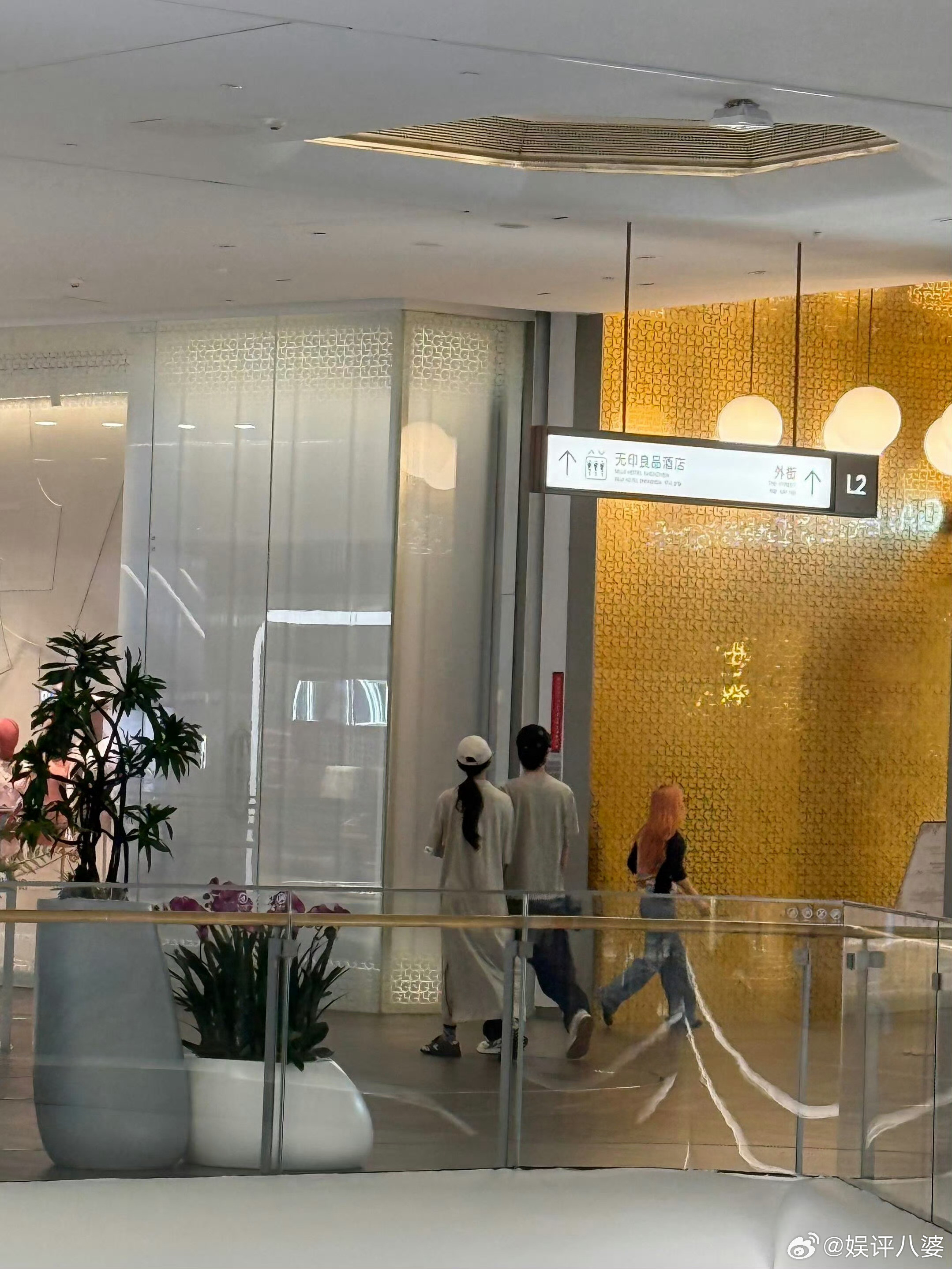 许嵩冯禧婚后被网友偶遇在深圳逛街了，两个人手挽手好甜蜜呀～​​​