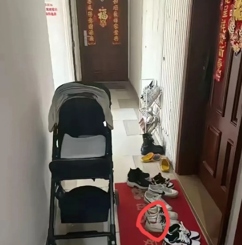 回家的路被邻居堆满鞋和婴儿车，这日子还怎么过？家本应是温馨港湾，可有人连回