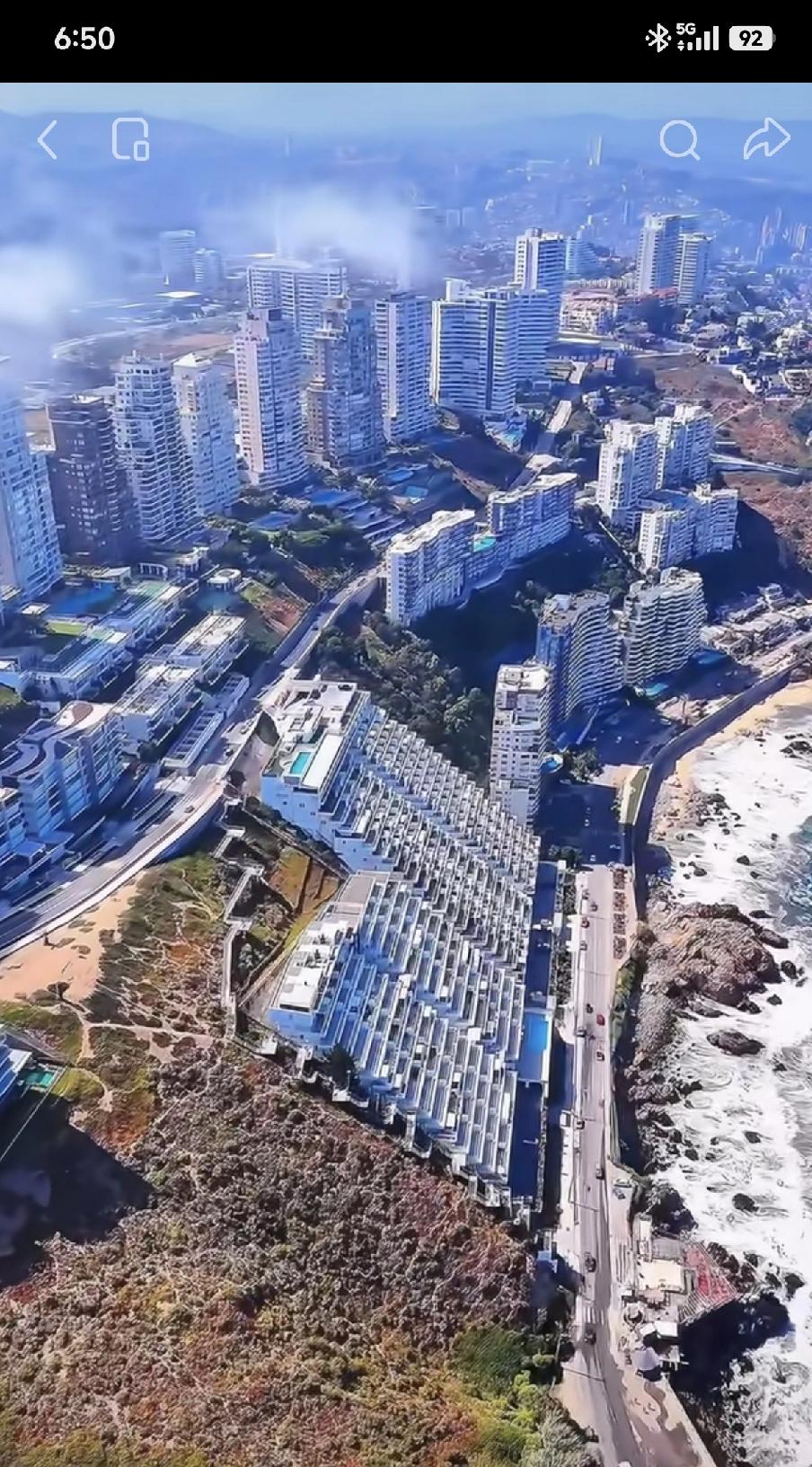 着实好奇究竟是哪里的房子，竟把海边防护斜坡利用到了登峰造极的地步。