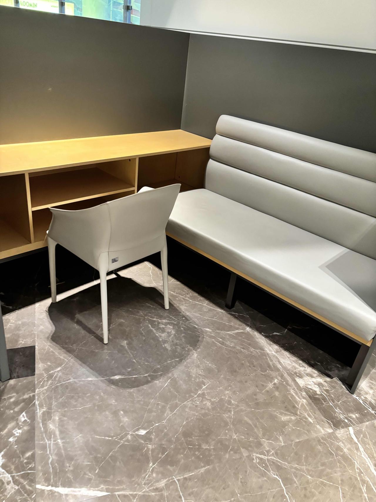 看了场演出，一个五六岁的孩子，闹就不说了，还踩别人座位，弄脏别人衣服。演出场