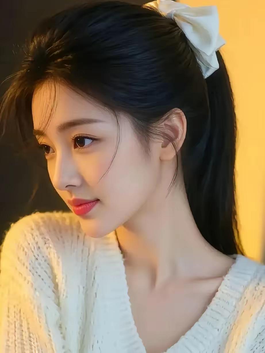 这姑娘扎着马尾辫真好看。