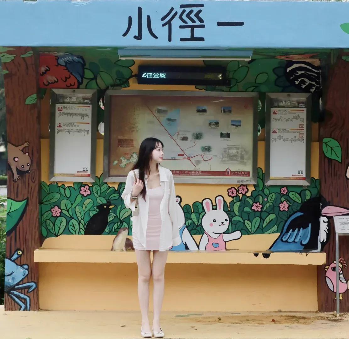 月薪多少才敢大方地追这样的女生？看着照片里气质出众的她，朋友半开玩笑地问