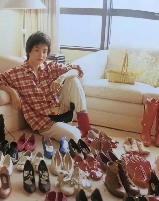 林青霞年轻时候晒鞋子的照片，如今的时尚都是以前玩剩的。
