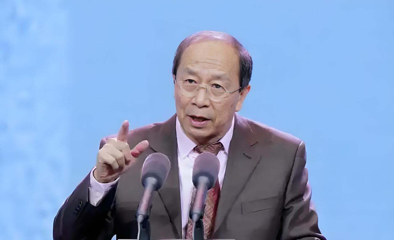 硬核回击！曾有美国记者当众恶意挑衅金一南将军，嚣张发问：若耗资2000亿的三峡大