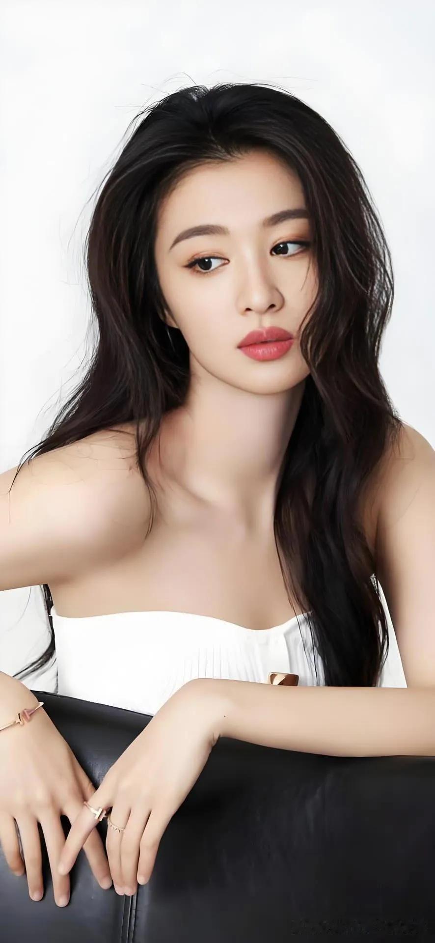 顶流女星王楚然是一位非常著名，年轻漂亮，长相出众，身材脸蛋都好看，演技优秀的演员！她凭借着自己的努力