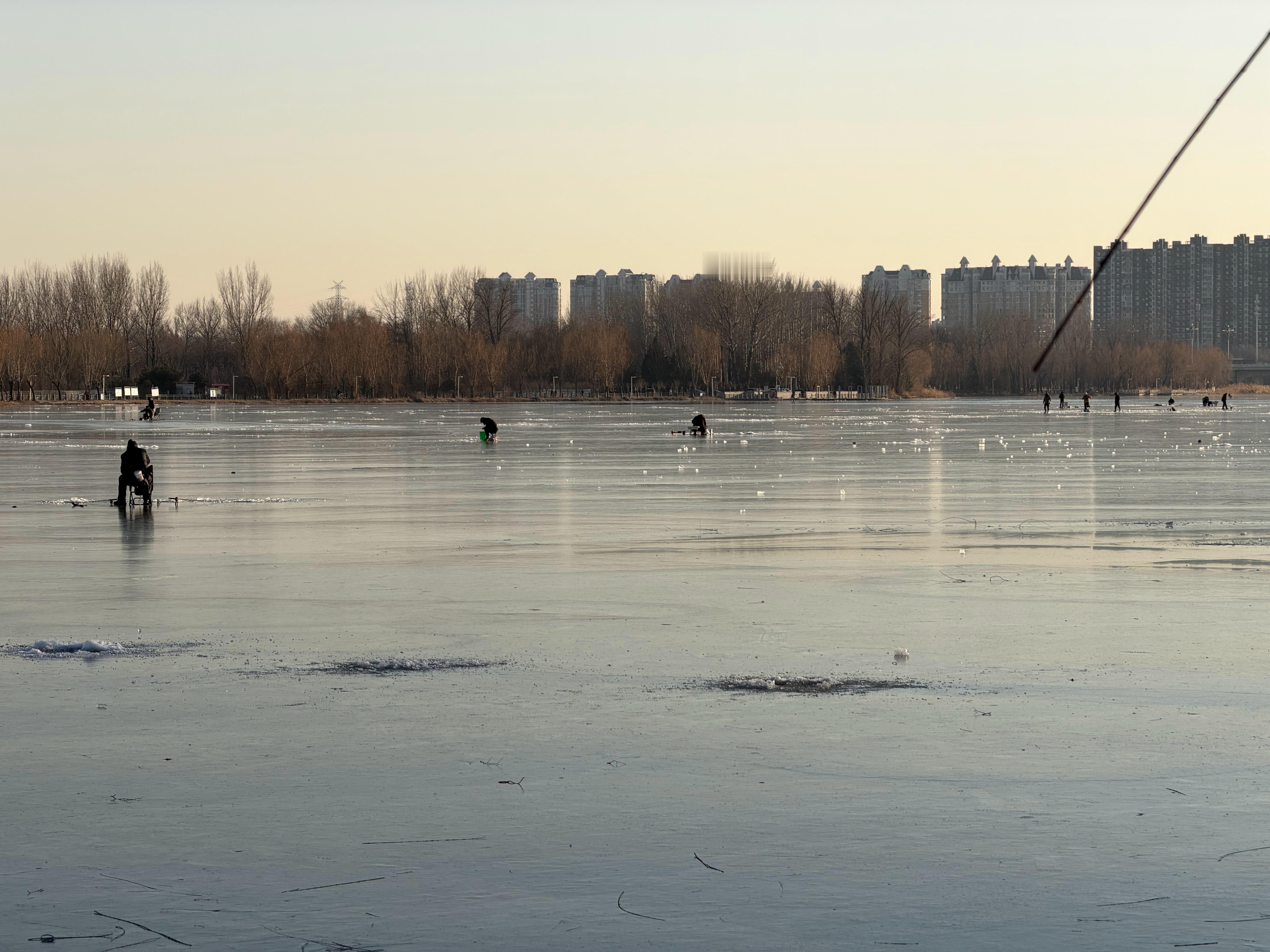 钓鱼佬的冬天是不是更好玩？因为能在河中间钓鱼