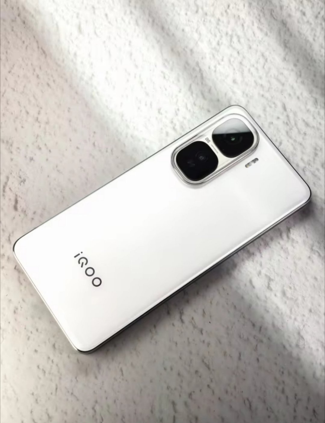这两天天比较热，拿了个iQOONeo10pro+驰光白，看着比较清爽吧。而