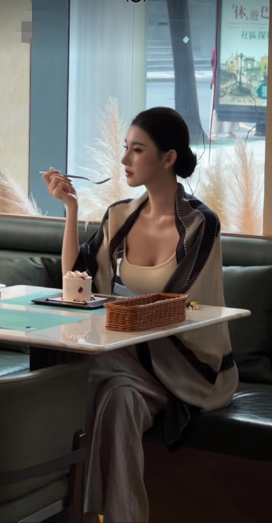 你喜欢哪一种气质的美人?气质太好了，很时尚很美丽，这是女人梦想中最美的自己的吧