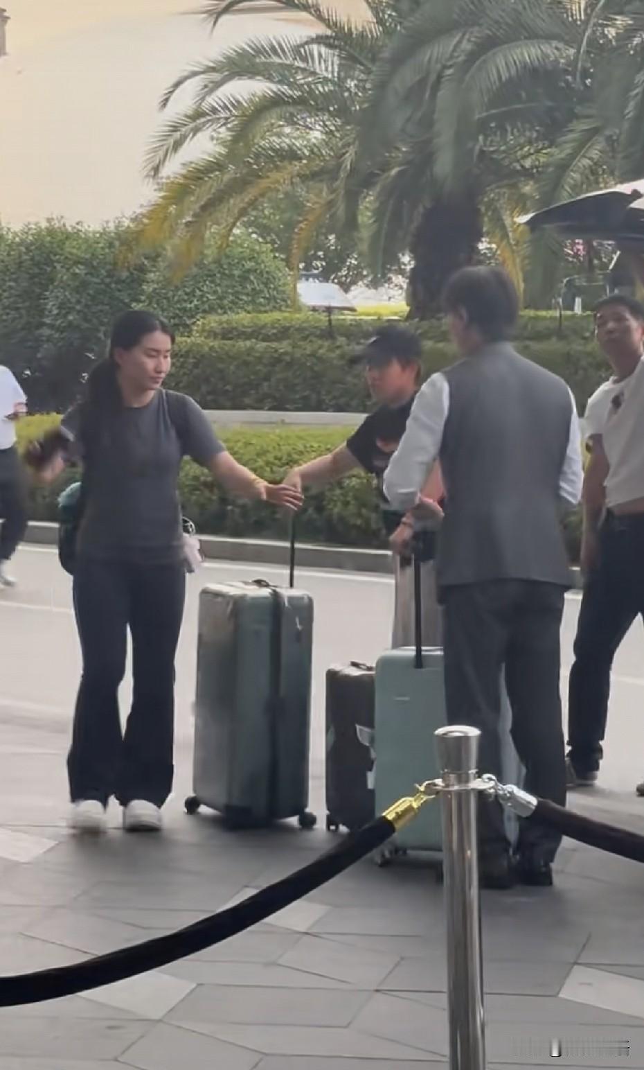 王艺迪也是昨天才刚到的长沙。国乒队员们大部分都是参加全锦赛双打正赛，所以会来的