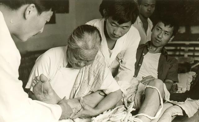 1965年，邓颖超腰部严重扭伤，用了许多方子都不见好转，周总理只好把一位女中医请