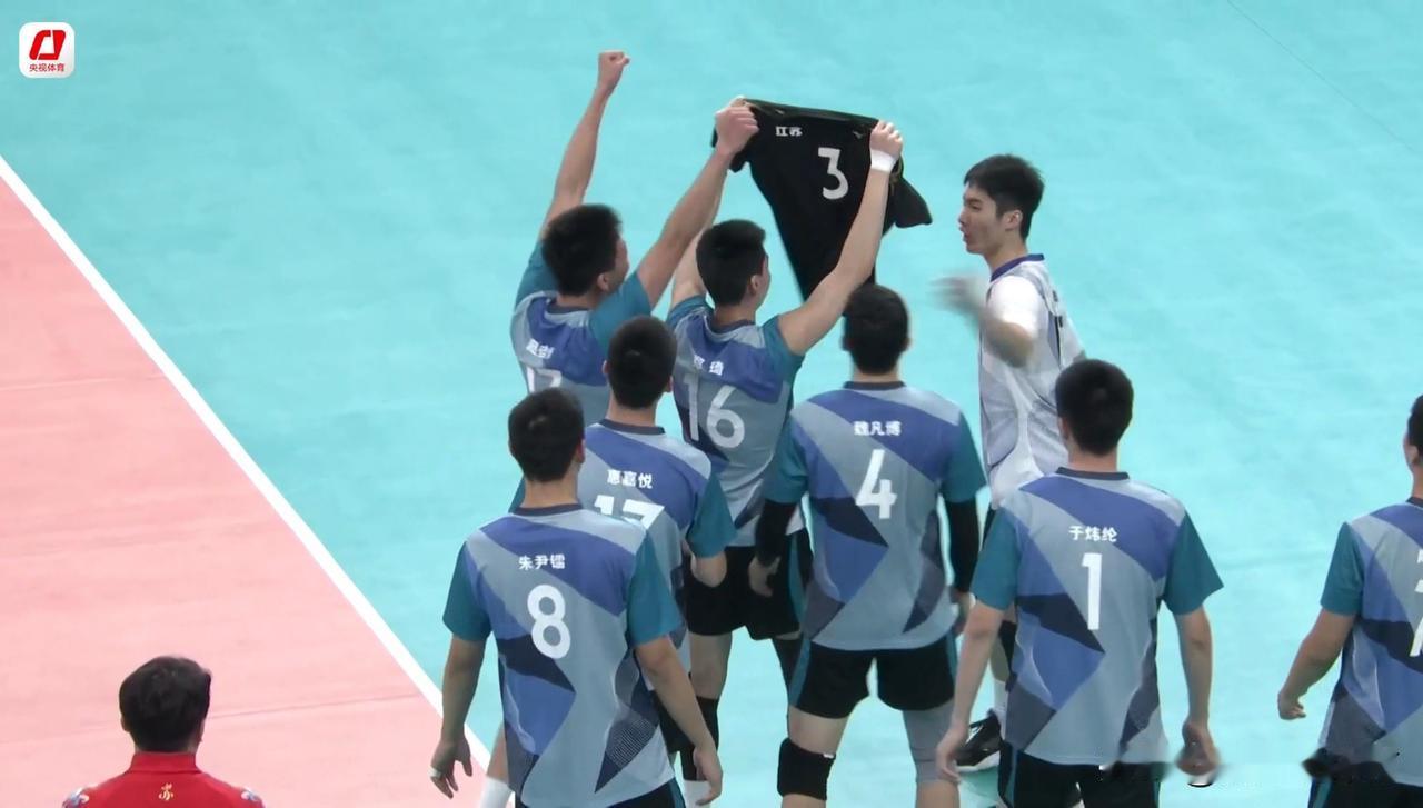 江苏是如假包换的排球强省！在刚刚结束的U18男排半决赛中，江苏U18男排3-1黑
