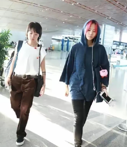 窦唯的两个女儿，正在上演华语乐坛最残酷的对照组。​​一个（窦靖童）出道就在山顶